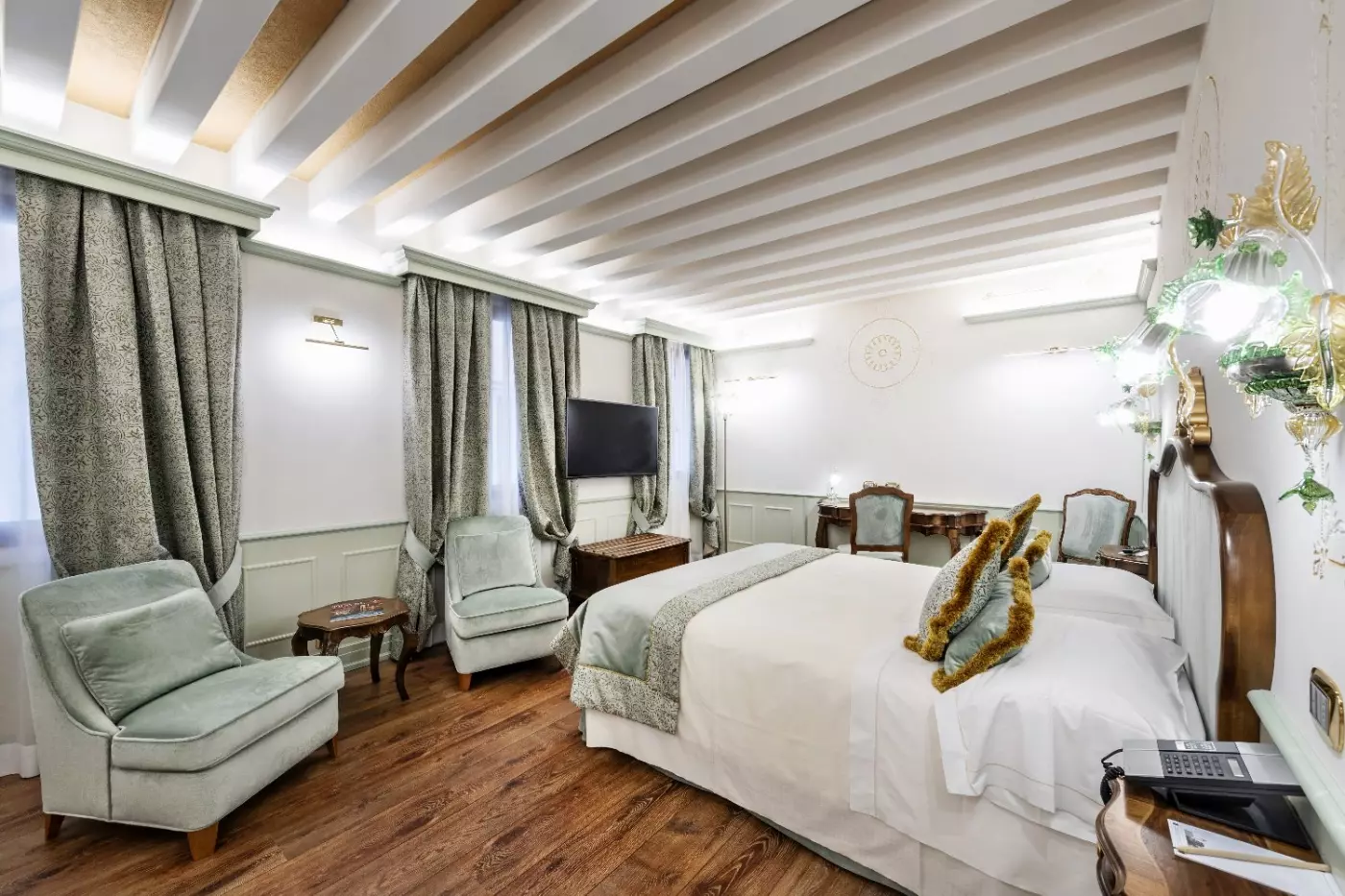 Hotel Monaco & Grand Canal