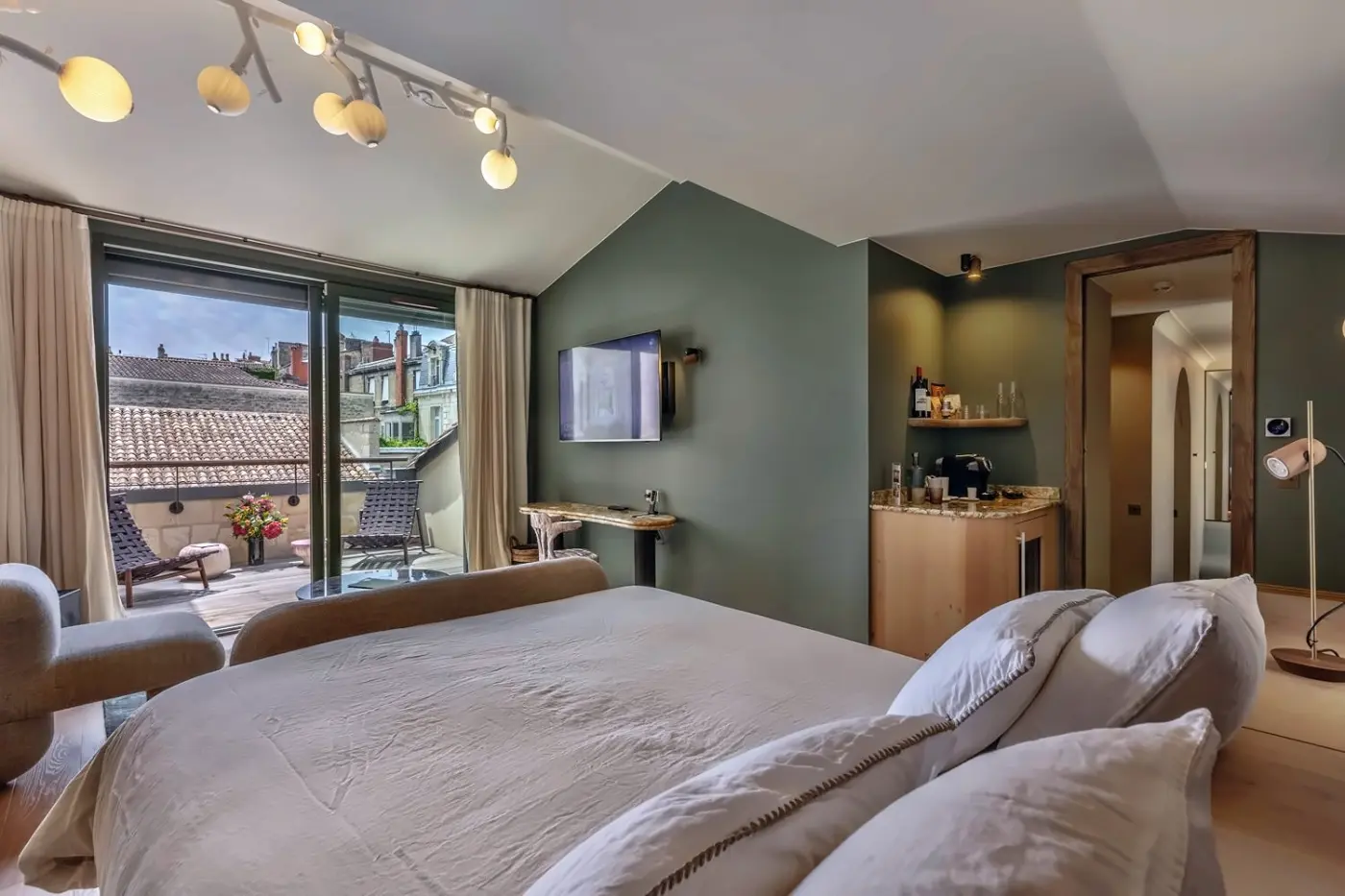 Yndo Hotel