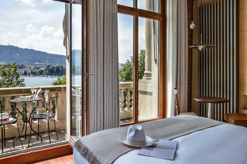 Lake View Room 
