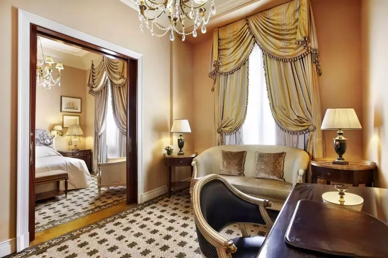 Deluxe Courtyard View Suite