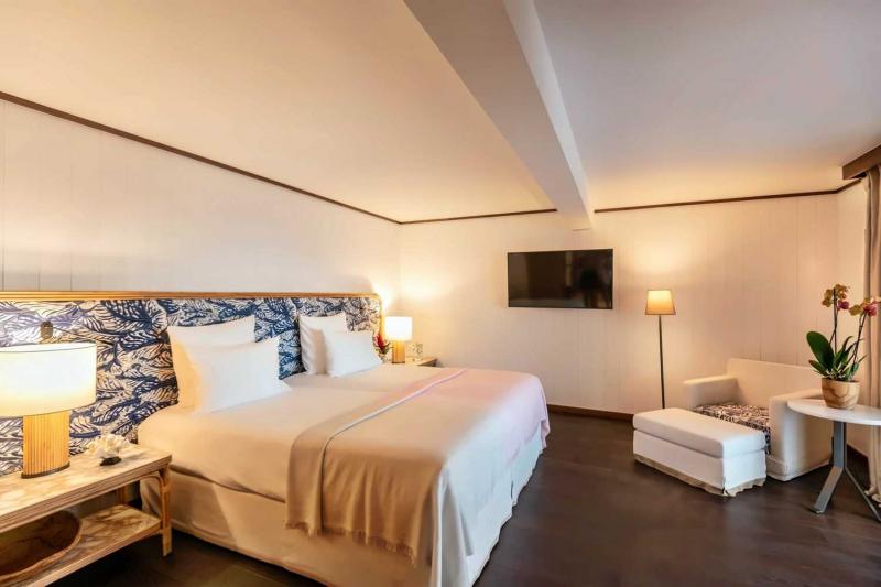 Deluxe Sea Room