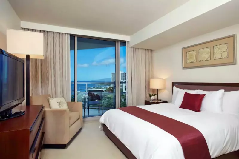 2 Bedroom High Floor Plus Den Ocean View Suite