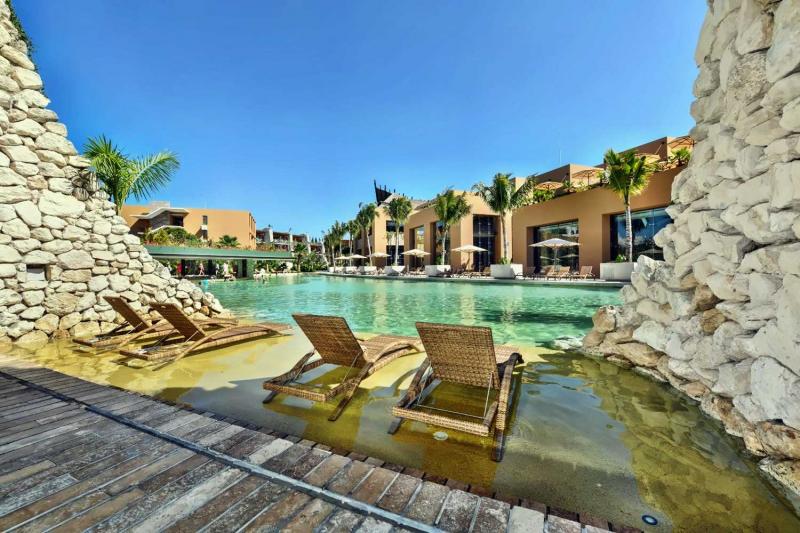 Swim Up Suite