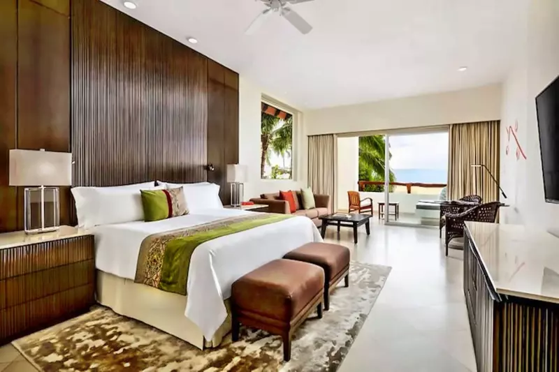 Master Parlor Pool View Suite 