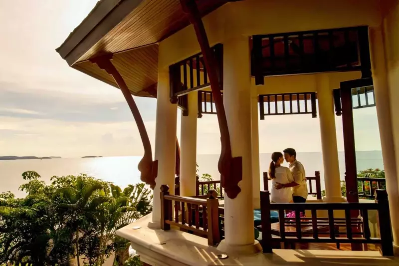 Junior Oceanfront Sunset Club Suite