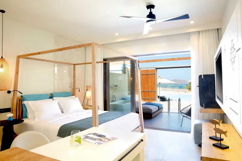Upbeat Retreat Sea View Pool Room