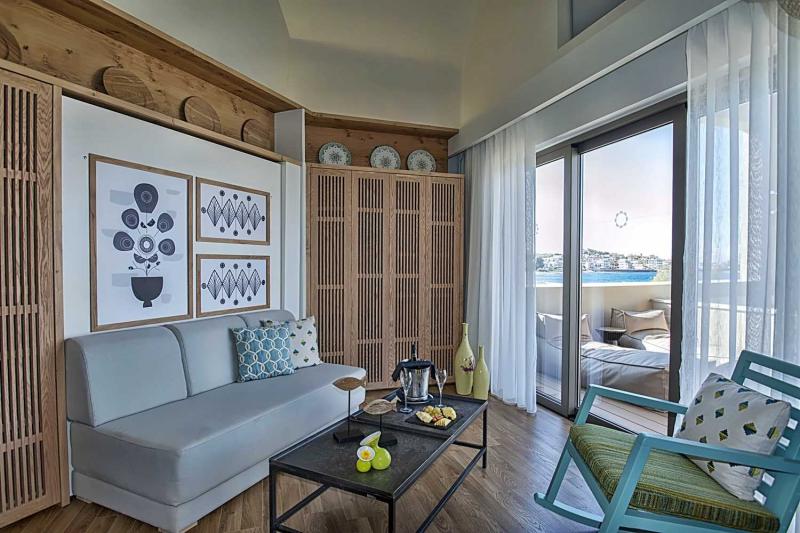 Ultimate Haven Seafront Pool & Jacuzzi Suite