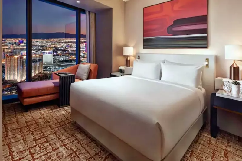 Cw Strip View Suite 