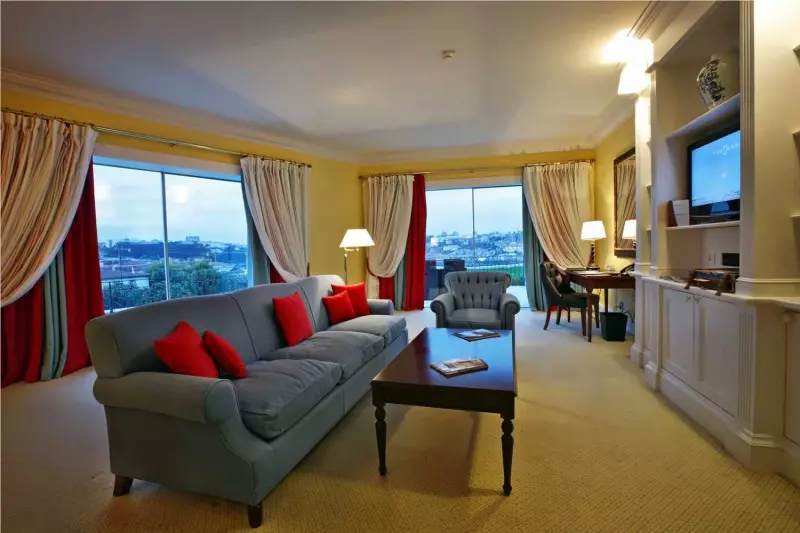 Deluxe Panoramic Suite