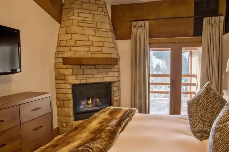 3 Bedroom Luxury Mountain View Hot Tub Suite 