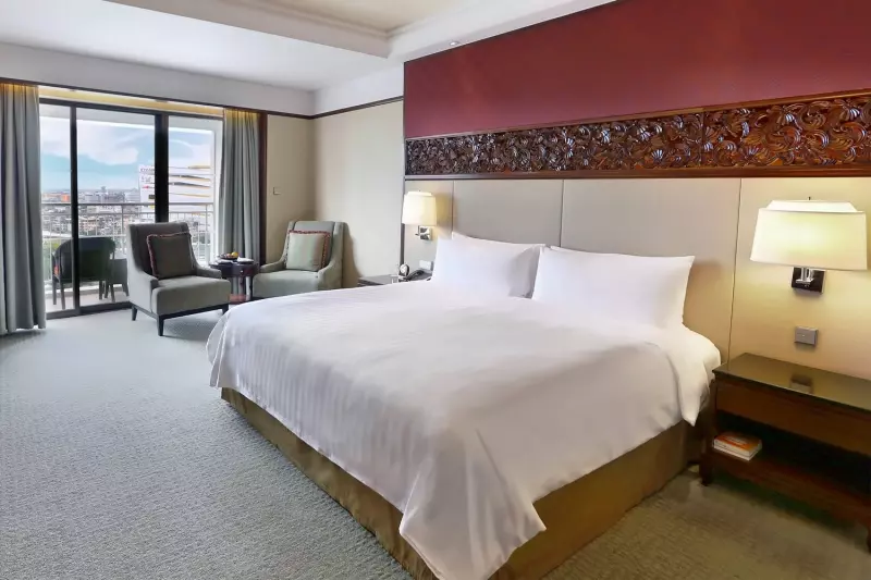 Shangri-La Wing Deluxe Balcony Room