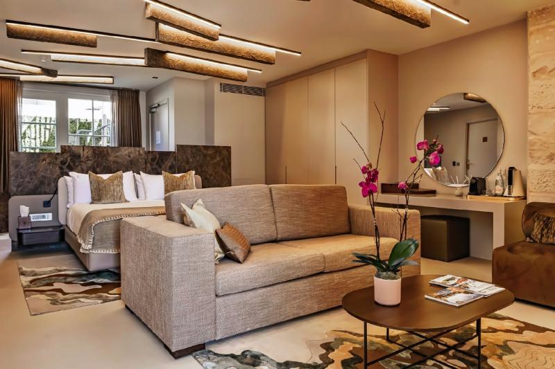 Iniala Modern Pool Suite