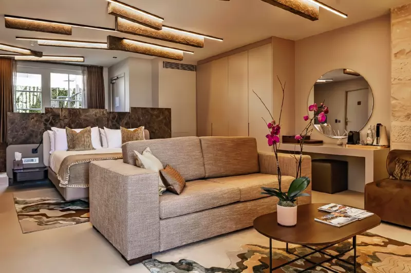 Iniala Modern Pool Suite
