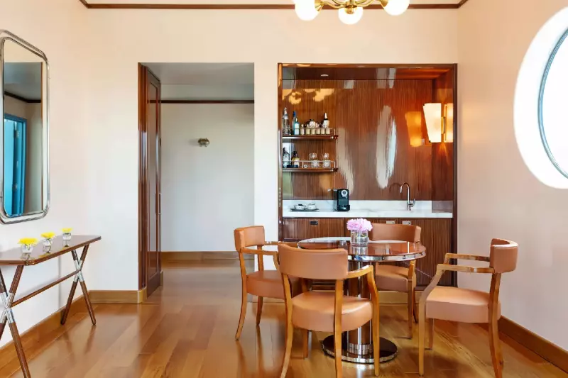 Classic Corner Suite