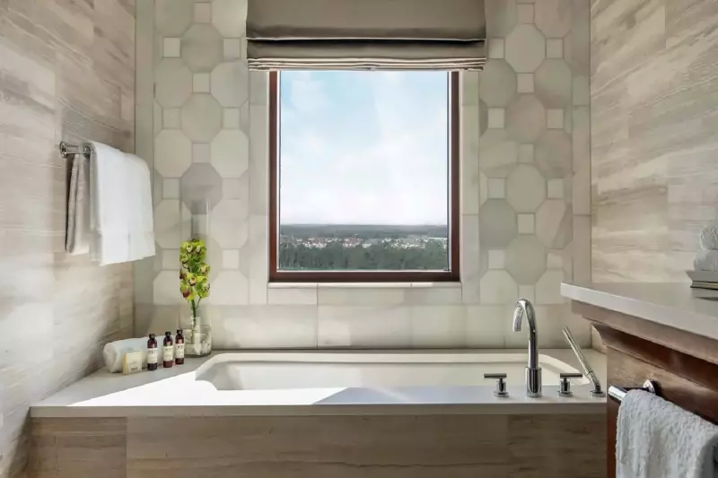 Golden Oak View Suite