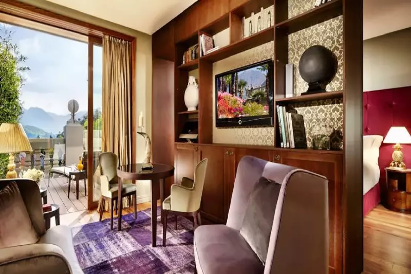 Rooftop Corner Suite 