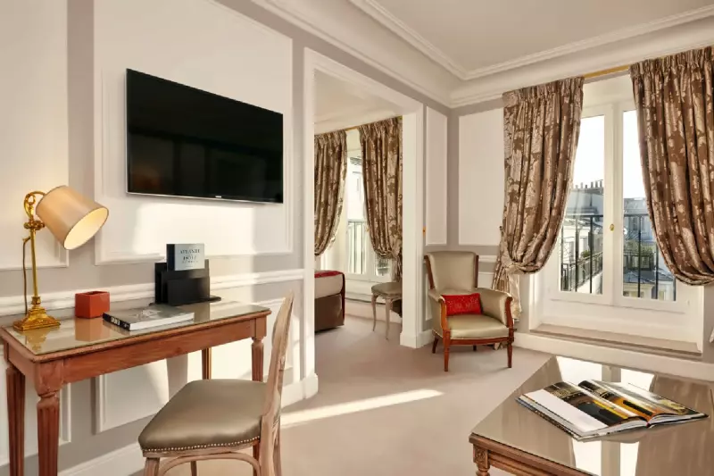 Junior Courtyard View Suite