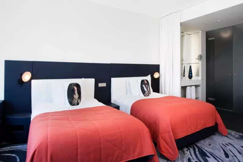 Cozy Limited View Room