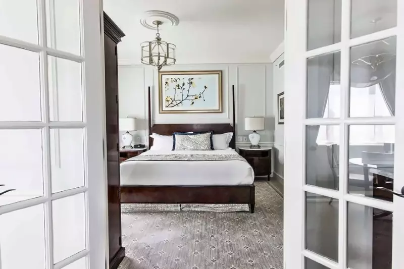 Corner Suite 