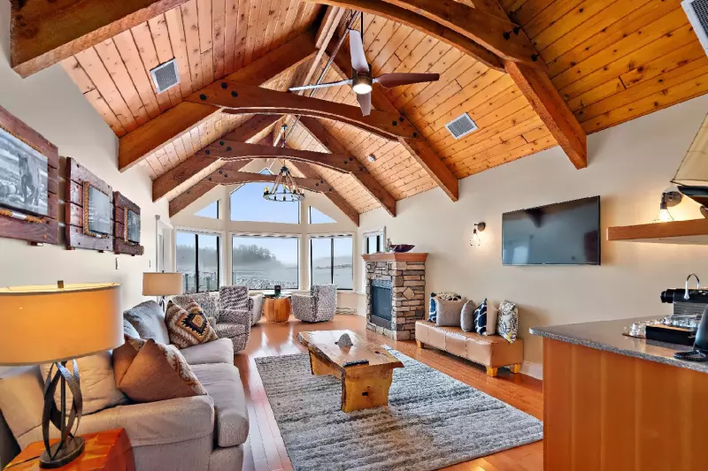 4 Bedroom Marine Lodge 