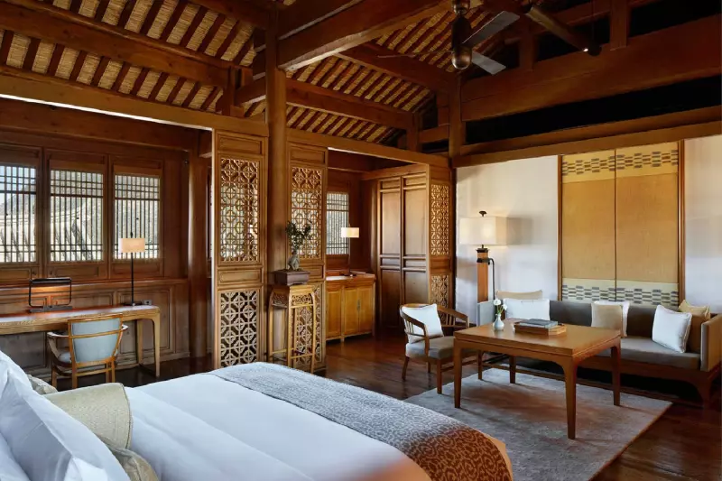 Courtyard View Suite