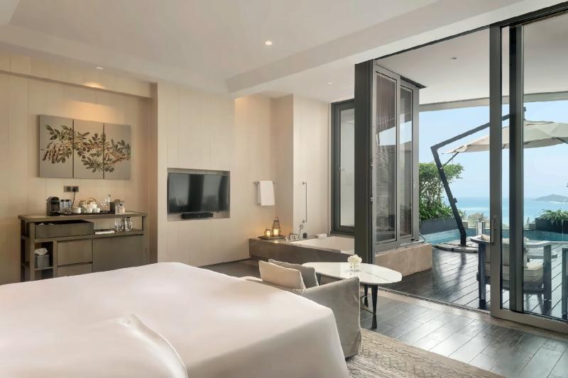 Deluxe Ocean View Pool Room