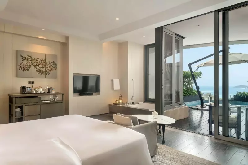 Deluxe Ocean View Pool Room