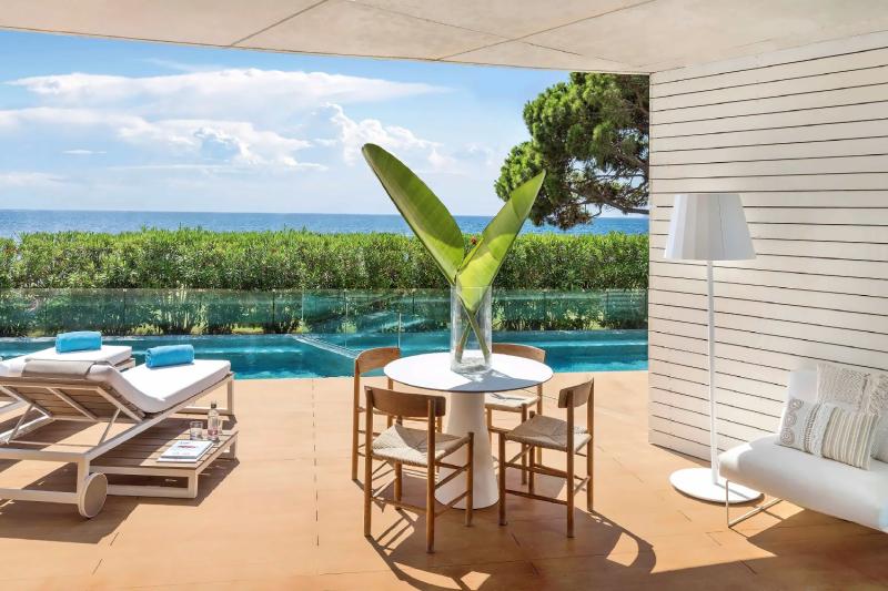 Art Pool Suite