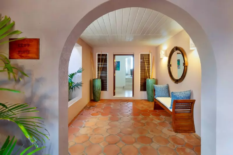Cliff Pool Suite