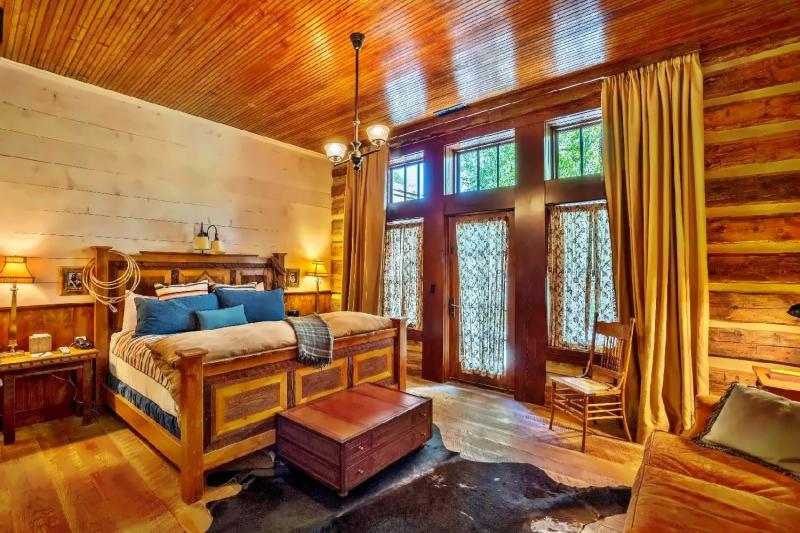 Premium Lodge Room