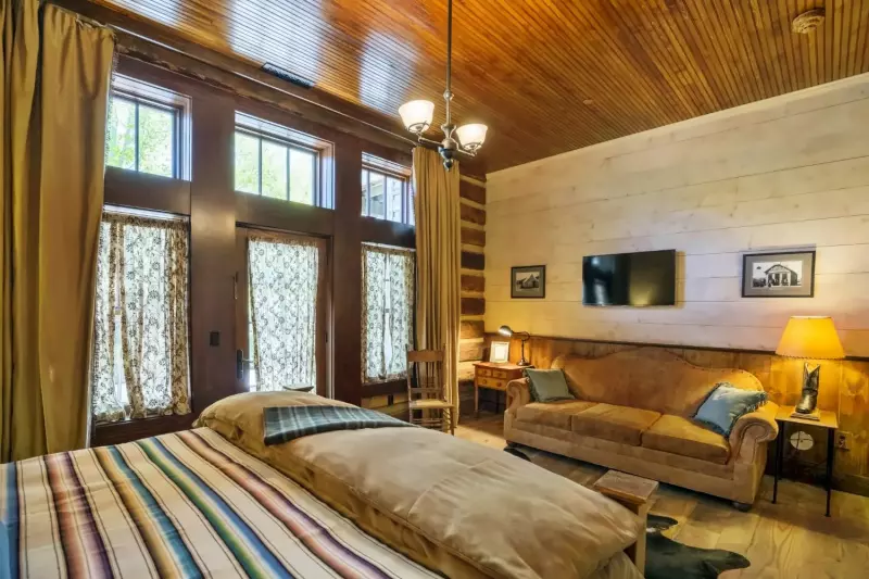 Premium Lodge Room