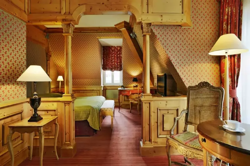 Pollux Suite
