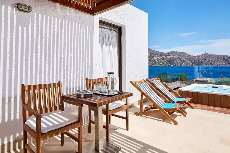 Seafront Outdoor Hot Tub Club Suite