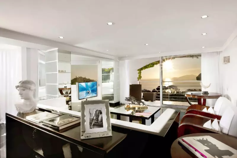 Paltrow Sea Side Pool Presidential Suite