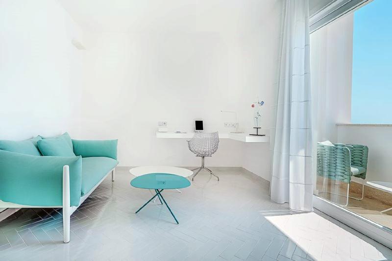 Deluxe Corner Sea View Room