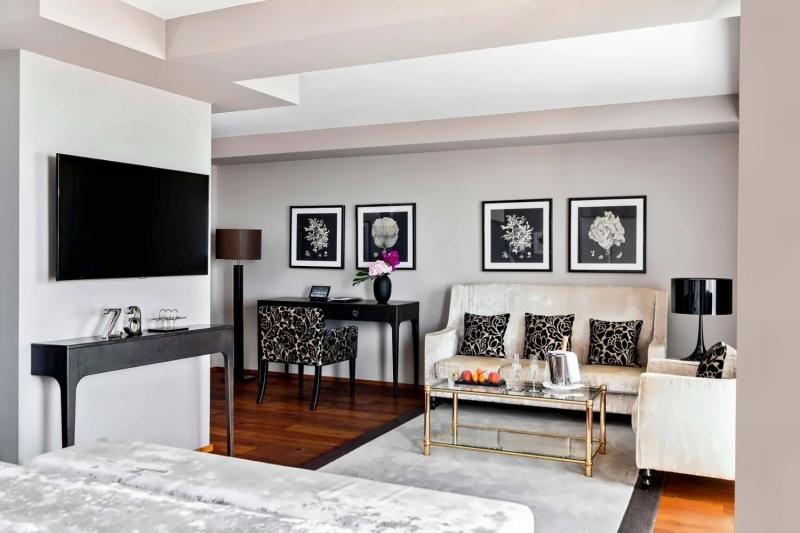 Junior Lake View Suite
