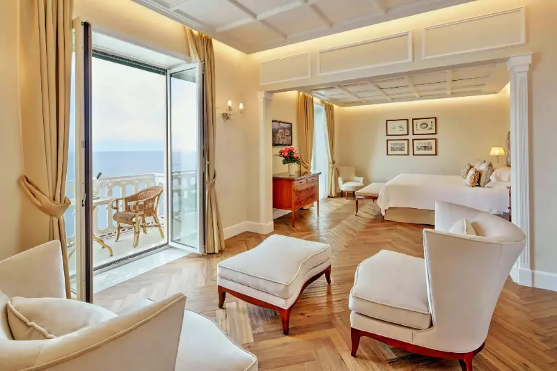 Deluxe Sea View Suite