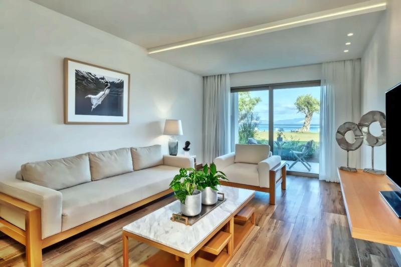 Beachfront Emerald Suite