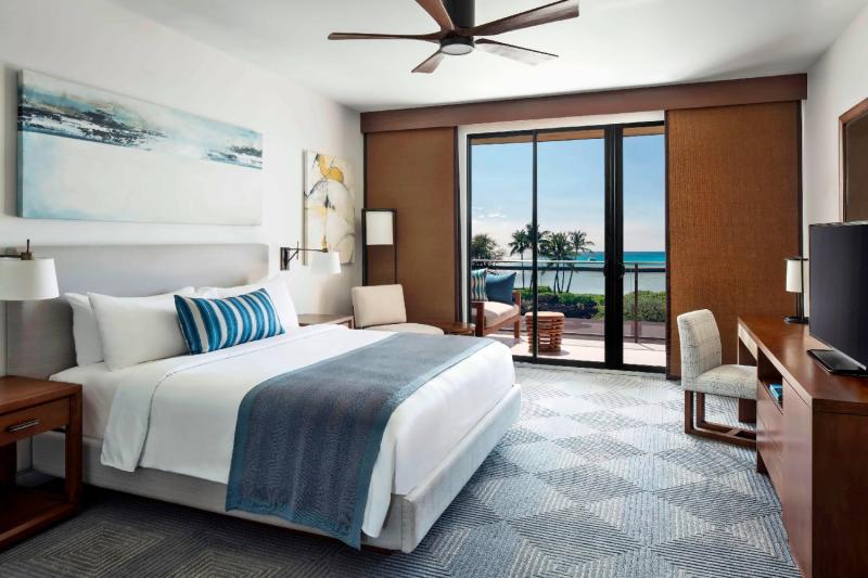Na Hale Oceanfront Suite