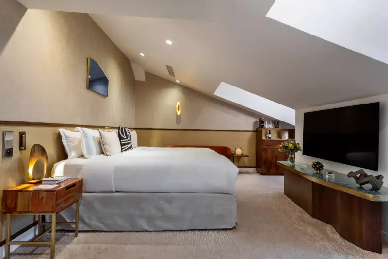 Junior Eiffel Tower View Suite