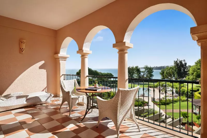 Junior Partial Sea View Corner Suite 