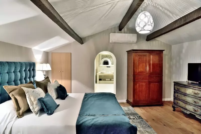 Elegance Room
