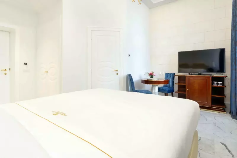 Roundhand Room