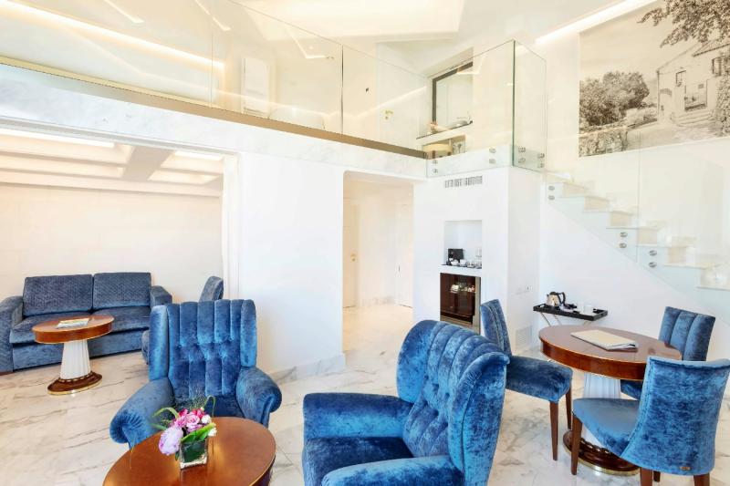 Bodoni Duplex Sea View Suite