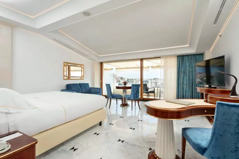 Garamond Junior Sea View Suite