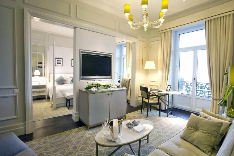 Junior Lake View Suite