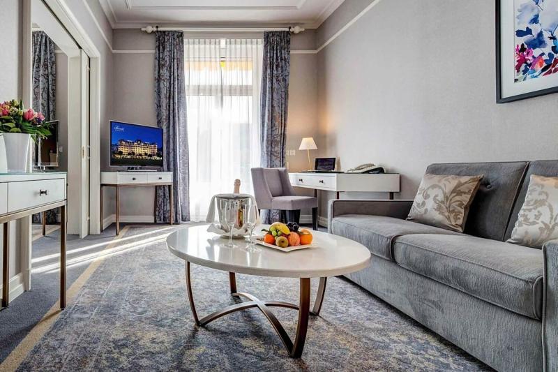 Signature Lake View Suite