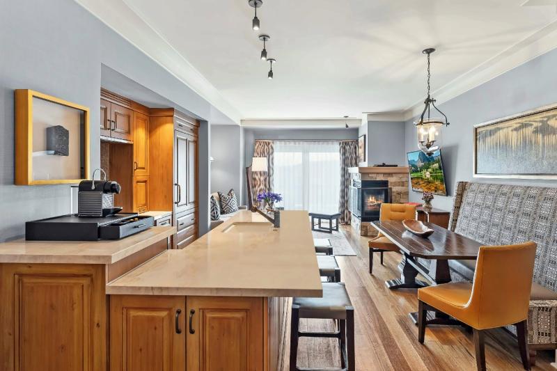 2 Bedroom Mountain View Fireplace Suite