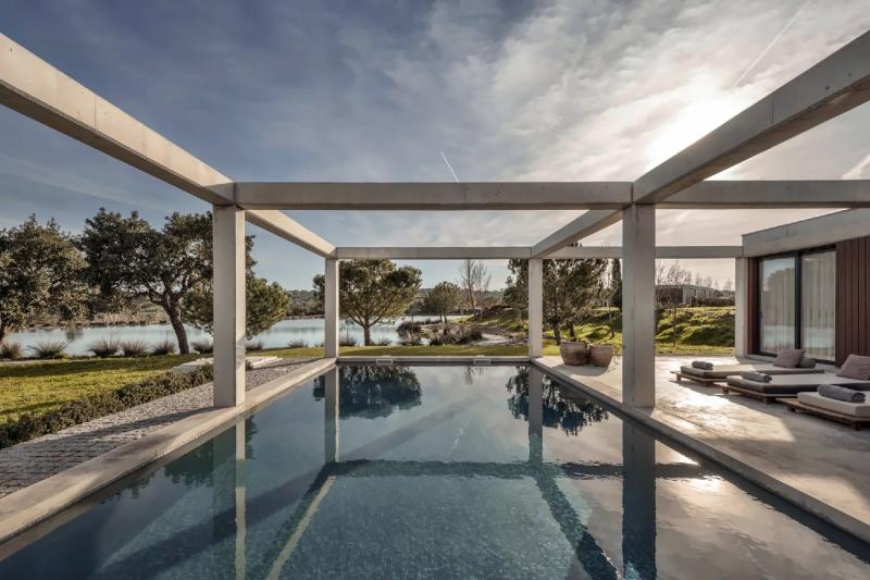 3 Bedroom Deluxe Lake Pool Villa