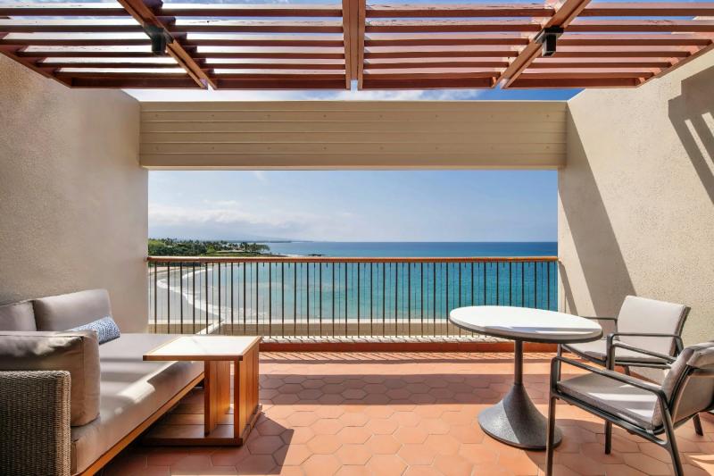 Deluxe Oceanfront Balcony Main Tower Room